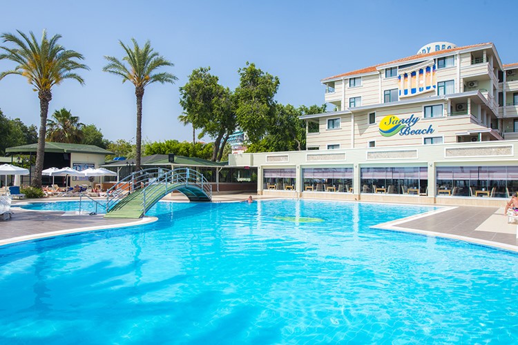 Hotel Sandy Beach se skládá z několika budov v zahradě s bazém přímo u pláže, Turecko, Side, KM TRAVEL