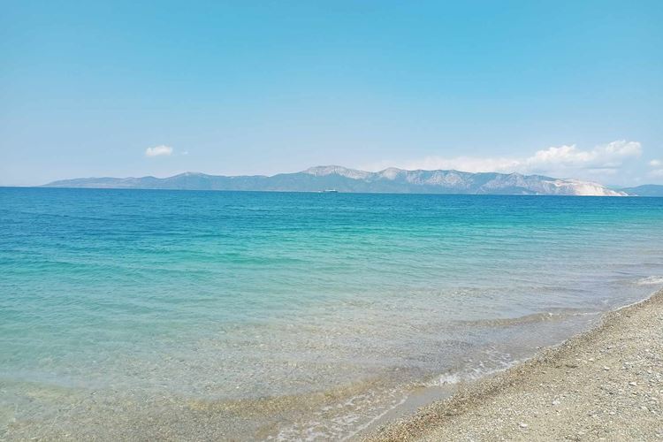 Olázkovo-písečná pláž v letovisku Pefki, ostrov Evia, Řecko, KM TRAVEL