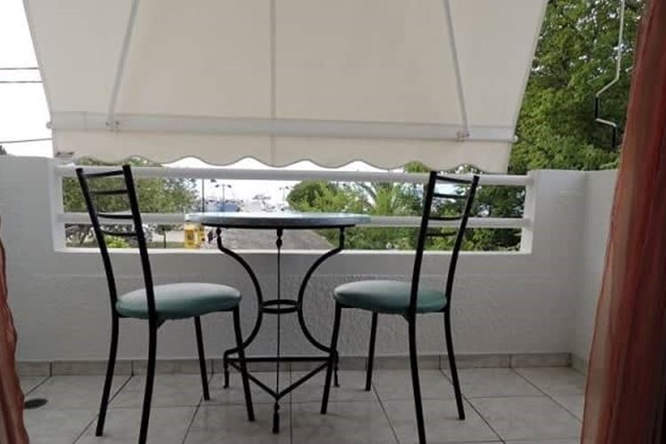 Villa Fei, balkon studia pro 2-3 osoby, ostrov Evia, letovisko Pefki, Řecko, KM TRAVEL