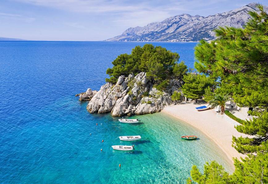 Krásná pláž nedaleko města Brela, Dalmácie, Chorvatsko