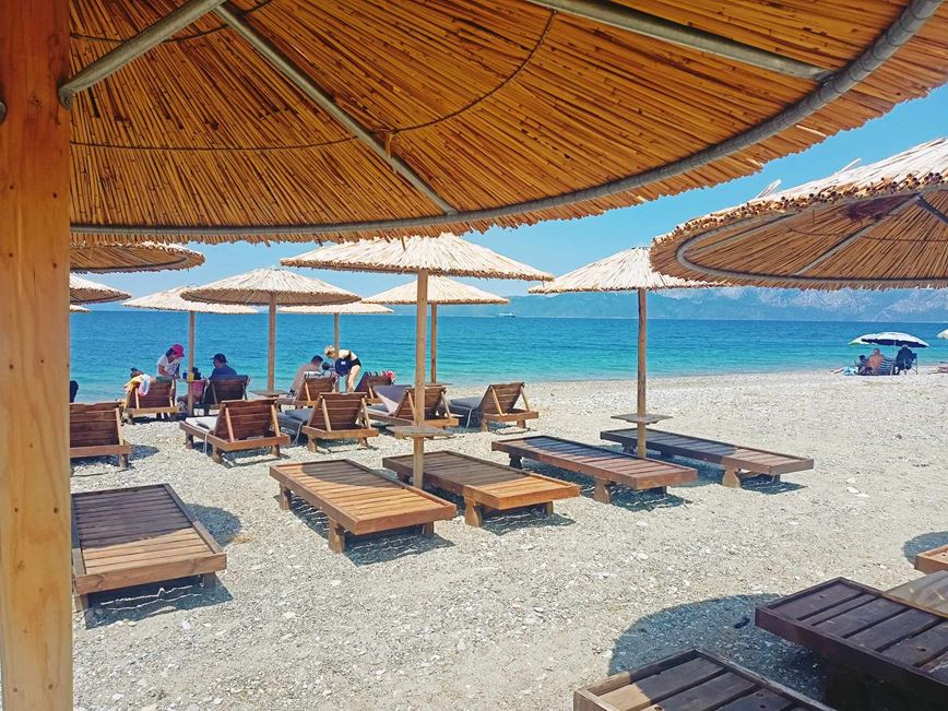 Olázkovo-písečná pláž v letovisku Pefki, ostrov Evia, Řecko, KM TRAVEL