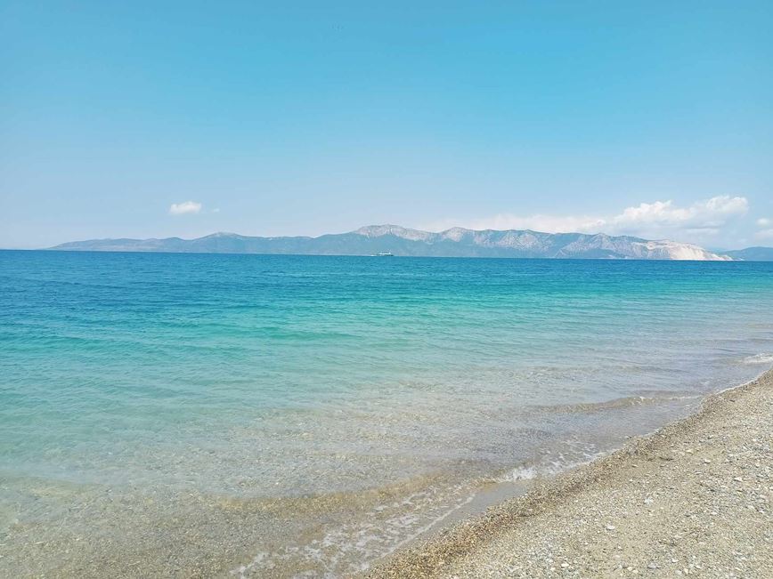 pláž v letovisku Pefki, ostrov Evia, Řecko, KM TRAVEL