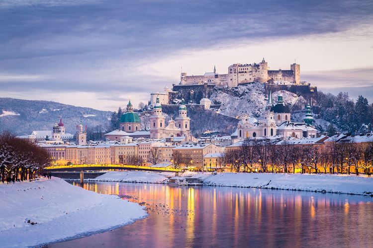 KM TRAVEL, Salzburg - pohled na historické město s pevností Hohensalzburg