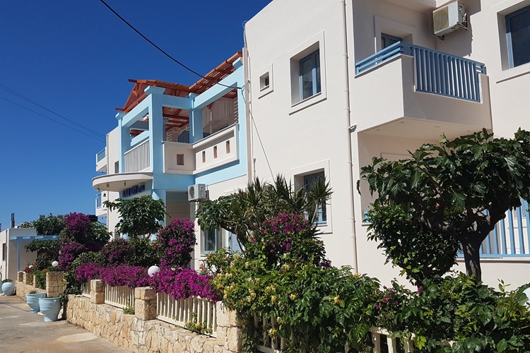 Apartmány Blue Sky, pohled z ulice, Gouves, Kréta, Řecko, Kmtravel