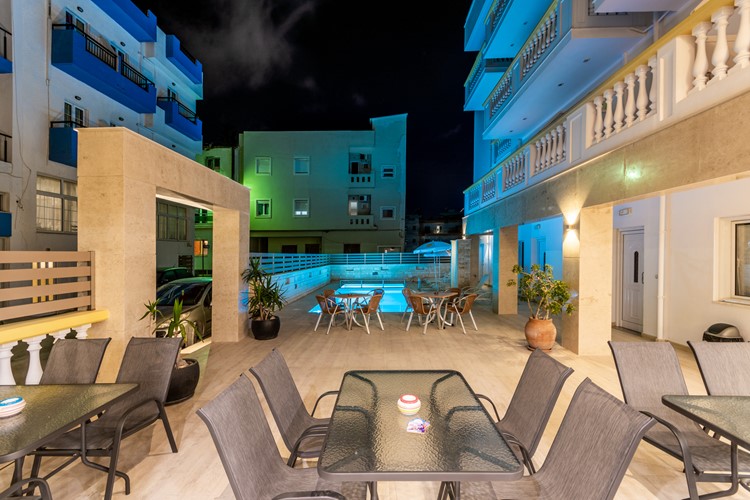 KM TRAVEL, Řecko, Kréta, Hersonissos, Aparthotel Irini, posezení u bazénu