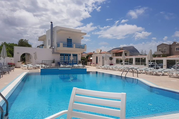Bazén s oddělenou částí pro děti v aparthotelu Kasapakis, Analipsi, Kréta, Řecko, KM TRAVEL