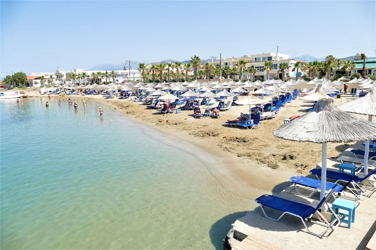 Písečná pláž u hotelu Stella Village, aparthotel Kasapakis, Analipsi, Kréta, Řecko, KM TRAVEL