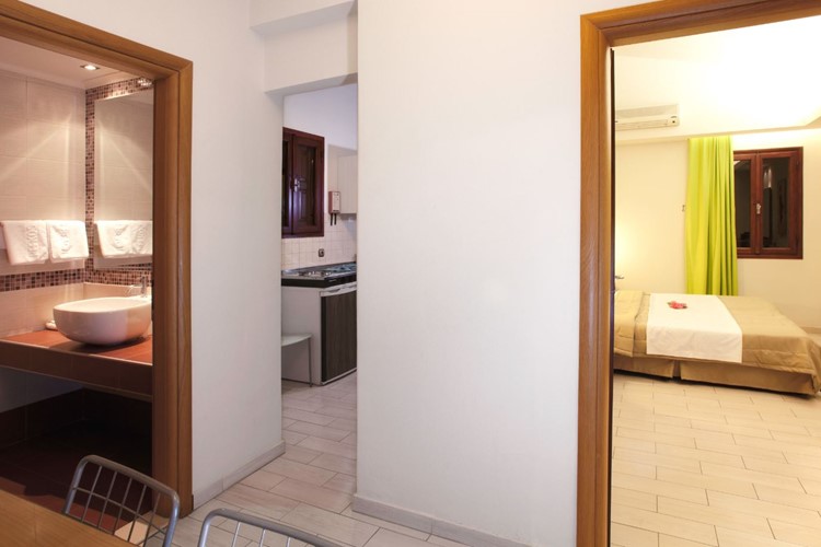 Koupelna a kuchyňka dvouložnicového apartmánu Pefkos Beach, Rhodos, Řecko, KM TRAVEL