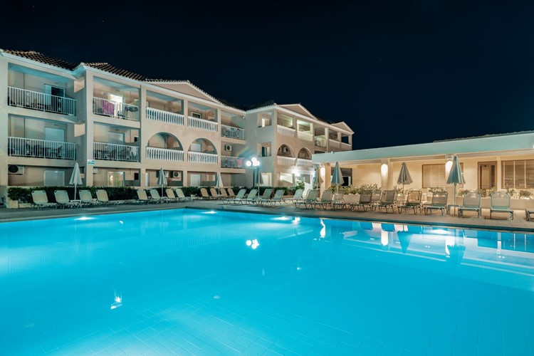 Bazén s venkovní restaurací, aparthotel Planos, Tsilivi, Zakynthos, Řecko, KM TRAVEL