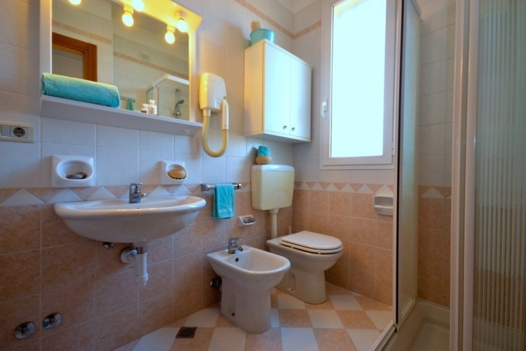 Bilo apartmán až pro 5 osob, koupelna s fénem, Aparthotel Marco Polo Villagio, Bibione, Itálie, KM TRAVEL