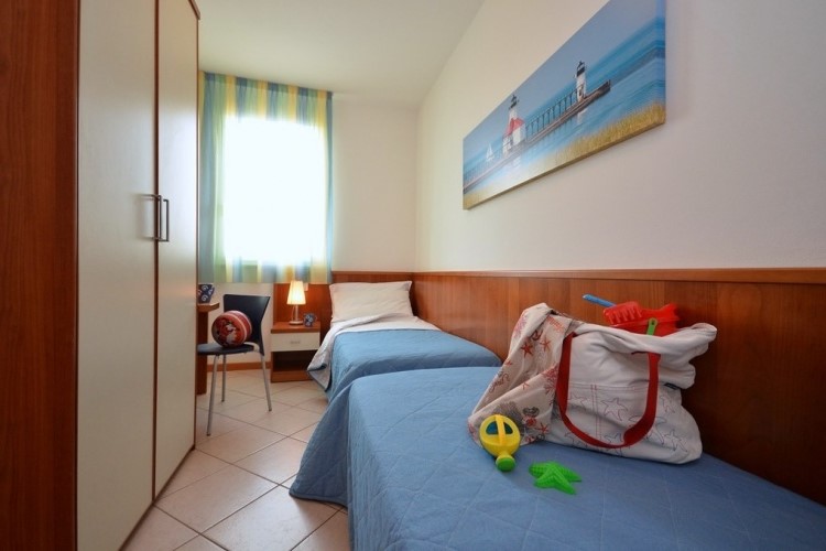 Trilo C1-7 druhá ložnice pro 2 osoby, Aparthotel Marco Polo Villagio, Bibione, Itálie, KM TRAVEL