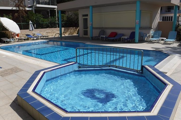 Bazén s oddělenou částí pro děti, Apartmány Anatoli, Stalida, Řecko, Kréta