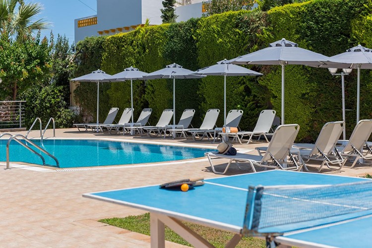 Bazén a pingpong, Apartmány Dimamiel Malia Inn, Kréta, Řecko, KM TRAVEL