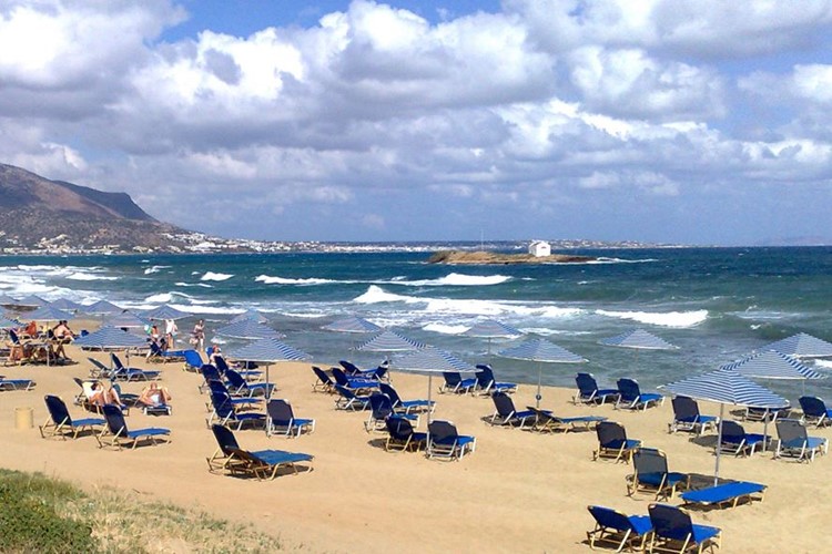 Písečná pláž v letovisku Malia, Kréta, Řecko, KM TRAVEL