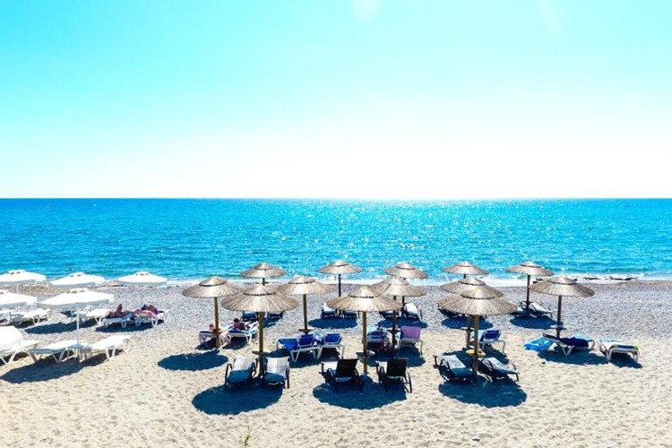 Písečná pláž s oblázkovým vstupem do moře, Katikies, Lardos, Rhodos, Řecko, KM TRAVEL