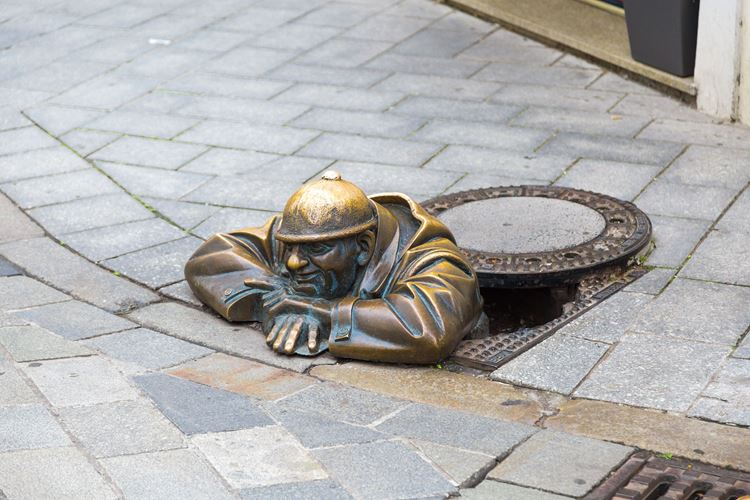 KM TRAVEL, Bratislava, bronzová socha Čumila