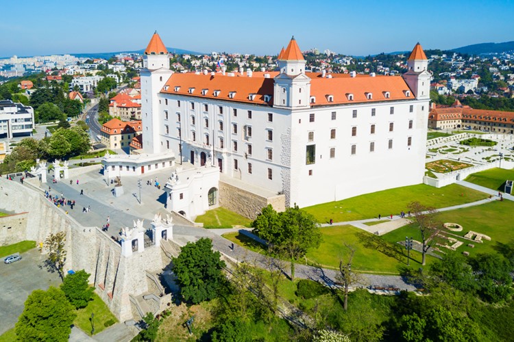 Bratislava s plavbou po Dunaji na hrad Děvín