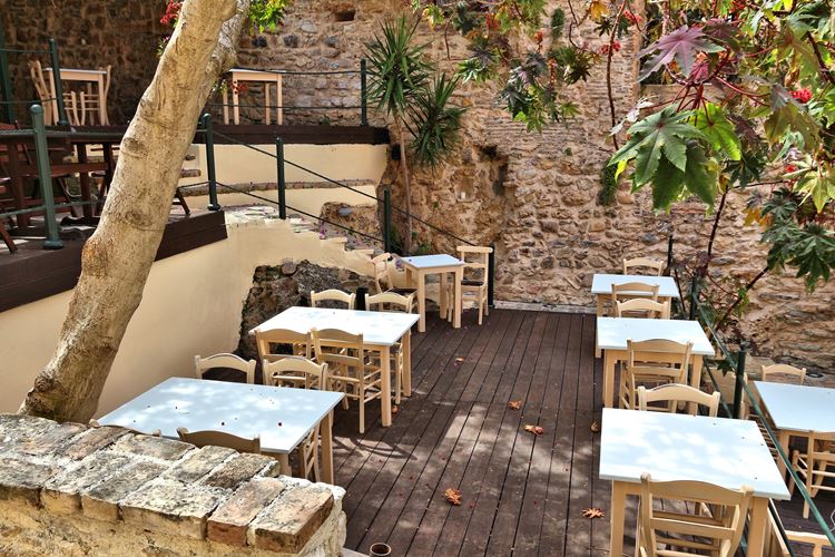 KM TRAVEL  Místní restaurace na Starém Městě Korfu (Kerkyra) - světové dědictví UNESCO v Řecku. Kuriózní ulice.