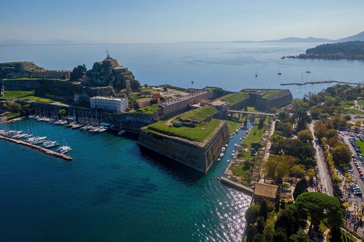 KM TRAVEL  Stará benátská pevnost ve městě Korfu, hlavním městě ostrova Kerkyra, Řecko