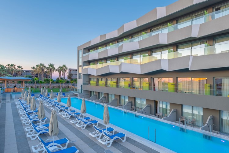 Vedlejší budova hotelu Arina Beach s bazénem, Kokini Hani, Kréta, Řecko, KM TRAVEL