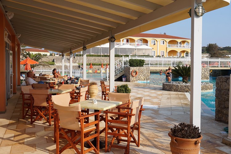 KM TRAVEL Ag.Stefanos hotel Athina pool bar 
