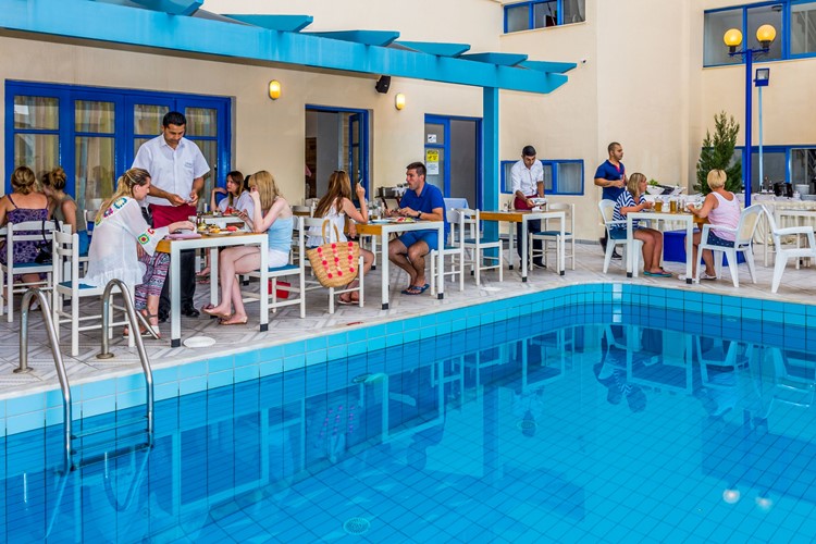 KKM TRAVEL, Kréta, Hersonissos, Hotel Central, posezení u bazénu