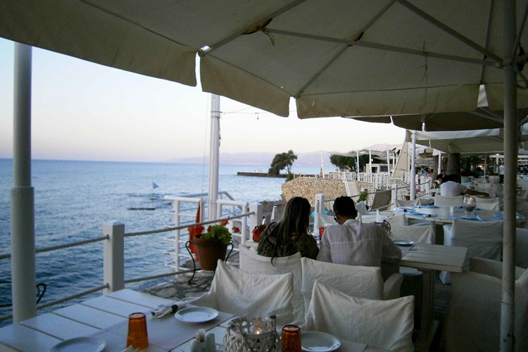 KM TRAVEL, Kréta, jedna z mnoha restaurací v Hersonissos