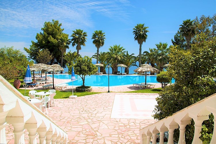 KM TRAVEL Ag. Ioannis Peristeron Corfu Senses Resort pohled na bazén