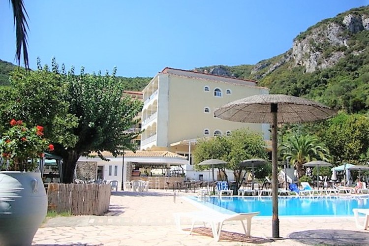 KM TRAVEL Ag. Ioannis Peristeron Corfu Senses Resort před bazénem
