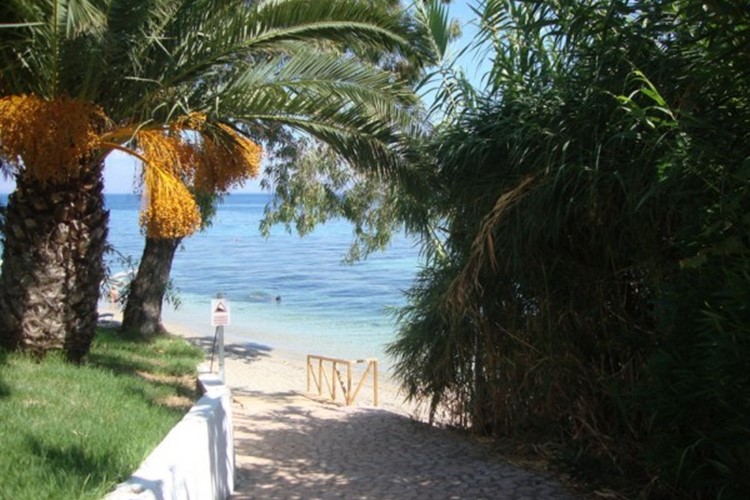 KM TRAVEL Ag. Ioannis Peristeron hotel Corfu Senses Resort cesta na pláž