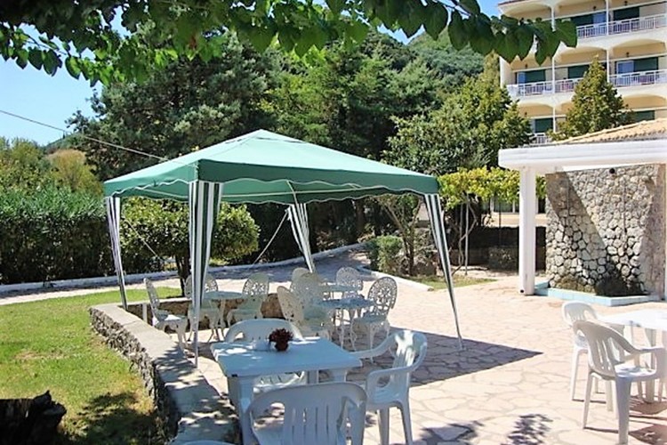 KM TRAVEL Ag. Ioannis Peristeron hotel Corfu Senses Resort posezení u baru