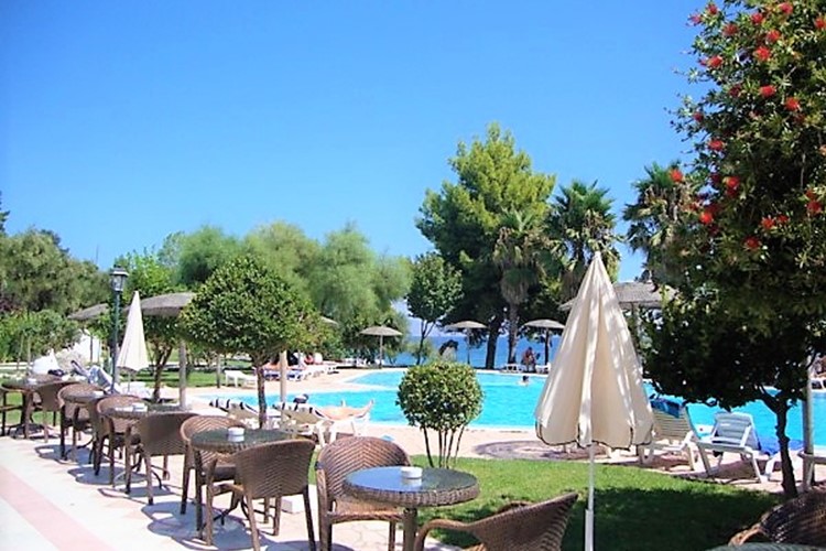KM TRAVEL Ag. Ioannis Peristeron hotel Corfu Senses Resort posezení u bazénu