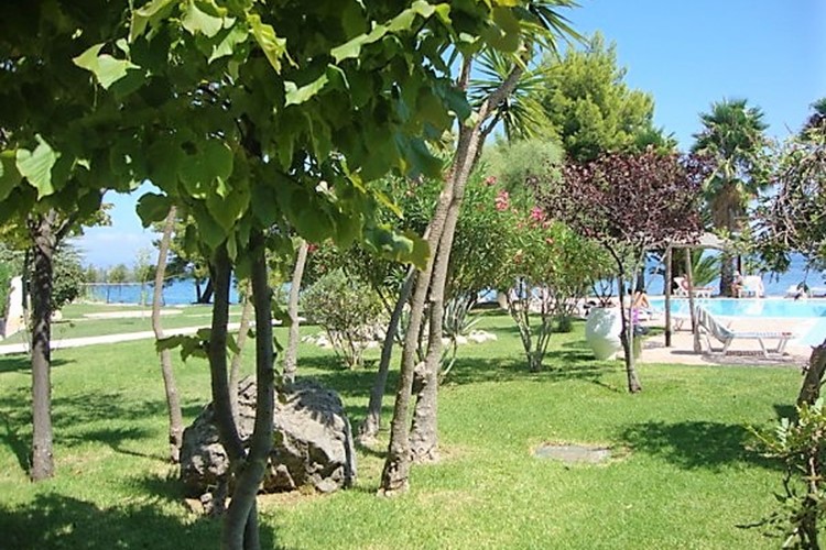 KM TRAVEL Ag. Ioannis Peristeron hotel Corfu Senses Resort zahrada