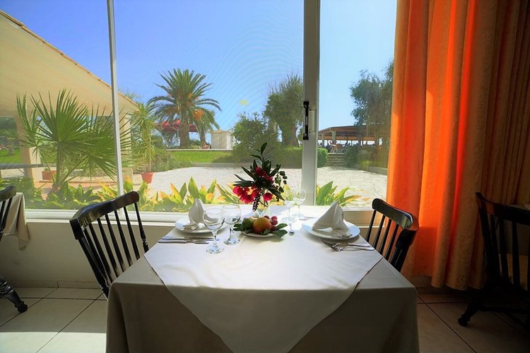 KM TRAVEL Dassia hotel Elea Beach_restaurace