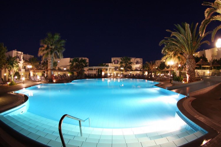 Areál okolo bazénu, hotel Europa Beach, Analipsi, Kréta, Řecko, KM TRAVEL