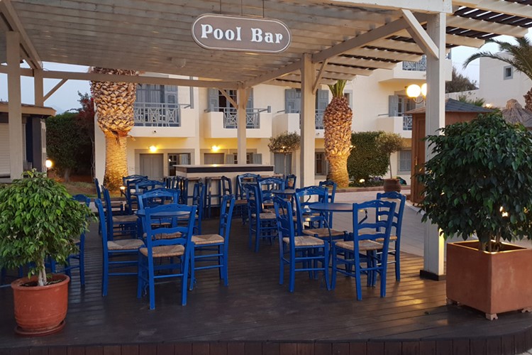 Baru bazénu v hotelu Europa Beach, Analipsi, Kréta, Řecko, KM TRAVEL