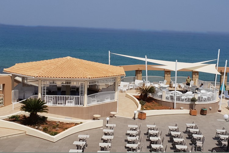 Beach bar hotelu Europa Beach, Analipsi, Kréta, Řecko, KM TRAVEL