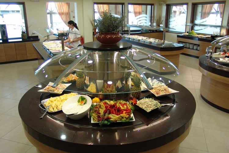 Bufetové stoly v hotelu Europa Beach, Analipsi, Kréta, Řecko, KM TRAVEL