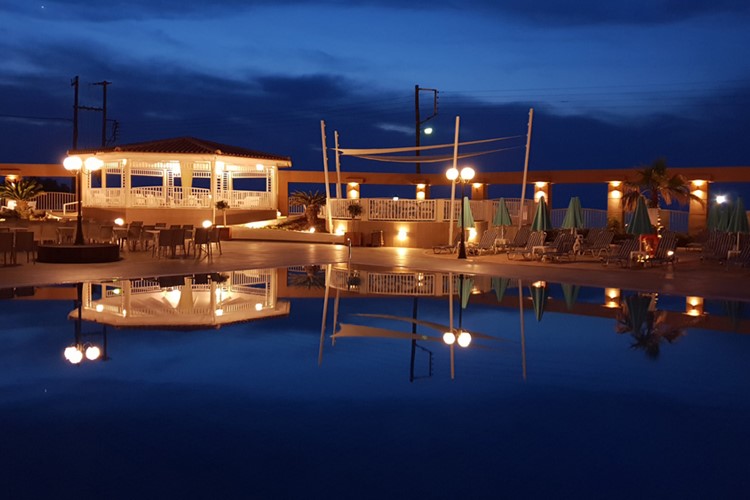 Hotel Europa Beach v noci, Analipsi, Kréta, Řecko, KM TRAVEL