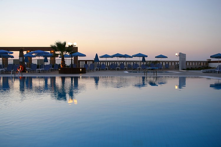 Slaný bazén s výhledem na moře, hotel Europa Beach, Analipsi, Kréta, Řecko, KM TRAVEL