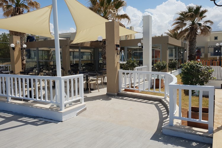 Venkovní posezení, hotel Europa Beach, Analipsi, Kréta, Řecko, KM TRAVEL