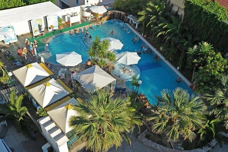 Bazén hotelu Kentrikon, letovisko Edipsos, Evia, Řecko, KM TRAVEL