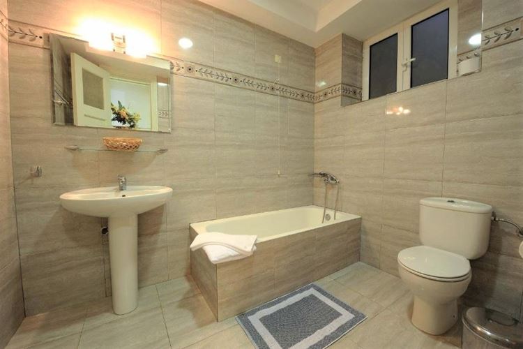 Koupelna, hotel Kentrikon, letovisko Edipsos, ostrov Evia, Řecko, KM TRAVEL