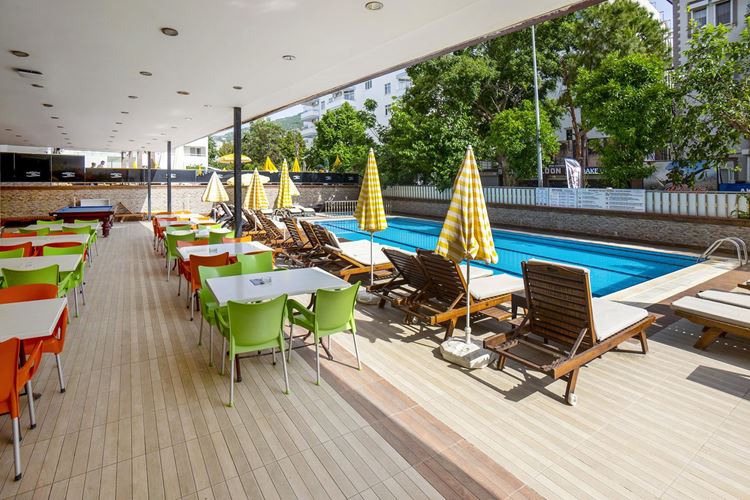 Hotel Kleopatra Ada Beach, bazén s venkovní restaurací, Alanya, Turecko, KM TRAVEL 