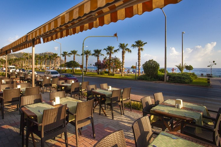 KM TRAVEL, Turecko, Alanya, hotel Kleopatra Beach venkovní restaurace