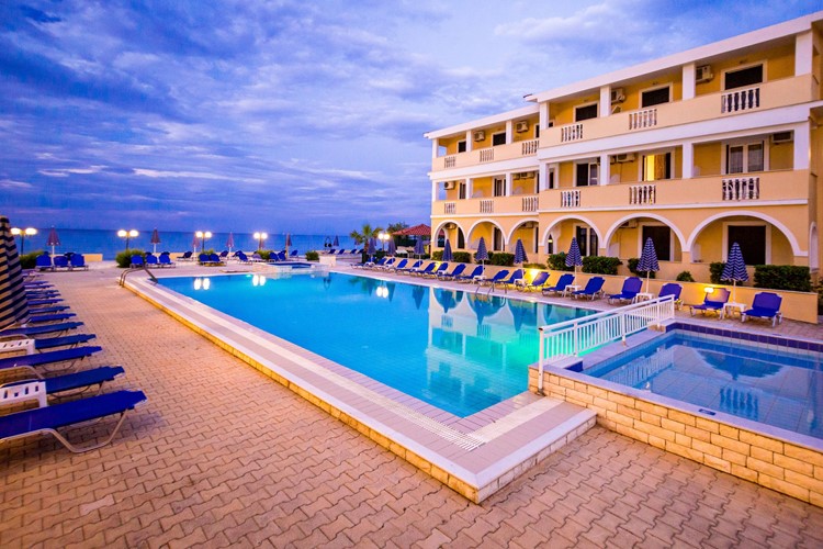 Hotel Konstantin Beach večer, Alykes, Zakynthos, Řecko, KM TRAVEL