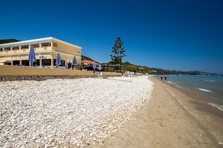 Oblázkovo-písečná pláž, Hotel Konstantin Beach, Alykes, Zakynthos, Řecko, KM TRAVEL