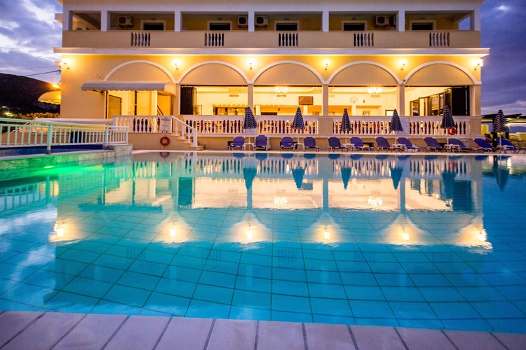 Osvětlený Hotel Konstantin Beach, Alykes, Zakynthos, Řecko, KM TRAVEL