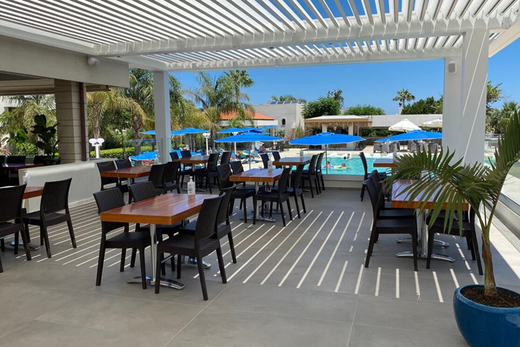Kyknos hotel, venkovní restaurace s výhledem na bazén, Kréta, Řecko, cestovní kancelář KM TRAVEL