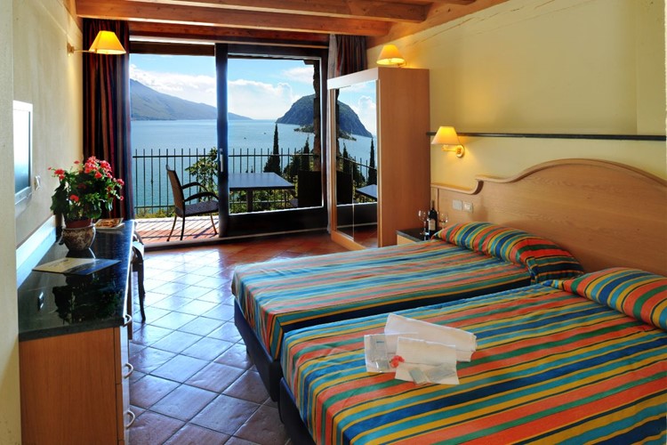 Dvoulůžkový pokoj s výhledem na Lado di Garde hotel La Limonaia, Lado di Garde, Itálie, KM TRAVEL
